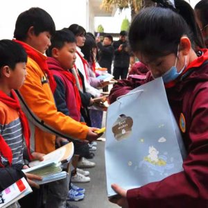 前進(jìn)村小學(xué)愛(ài)心書屋正式落成